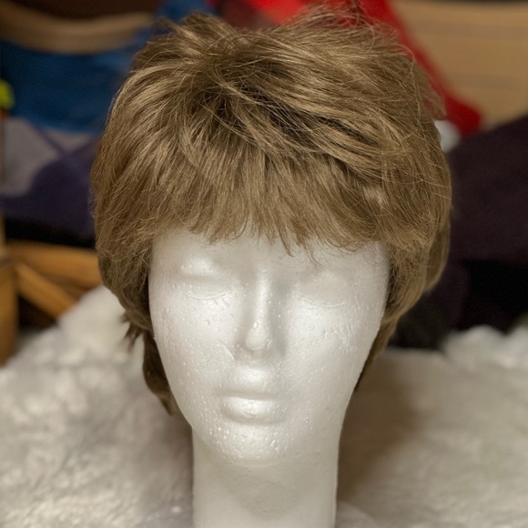 IOB Paula Young Cover Girl Whisper Lite Wig A2182 in Light Golden Brown Average - Picture 1 of 10